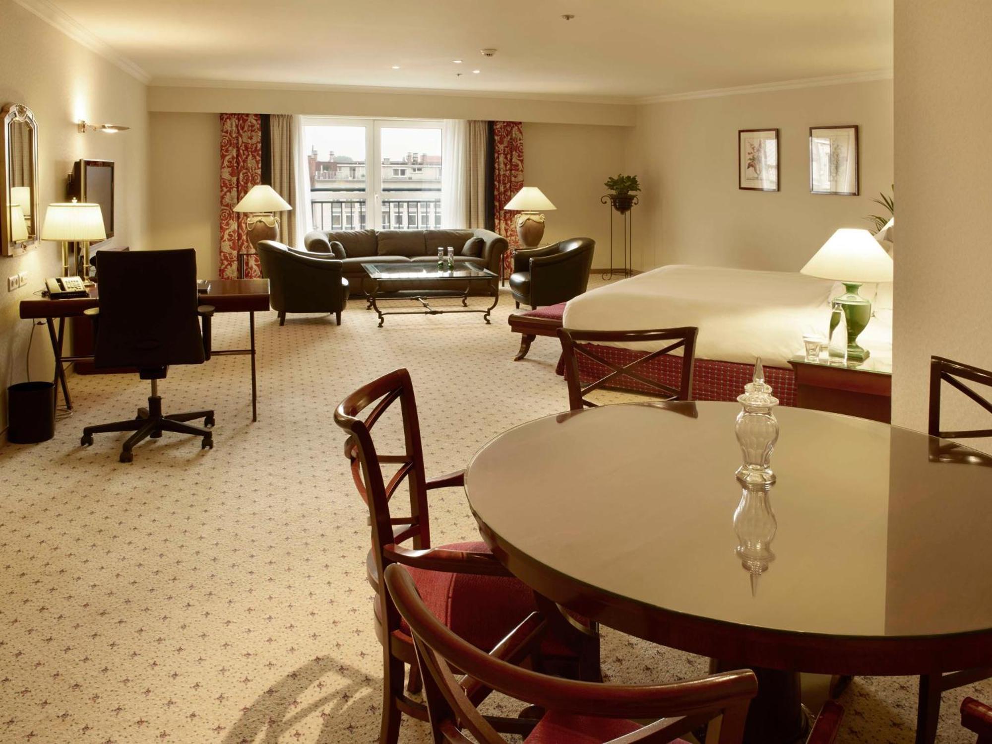 Hilton Antwerp Old Town Hotel Екстериор снимка